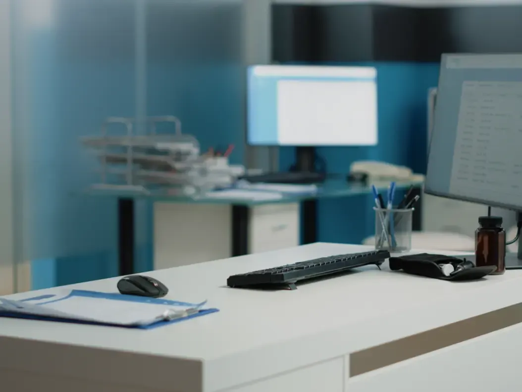 Consultório vazio com instrumentos e equipamento médico sobre a bancada