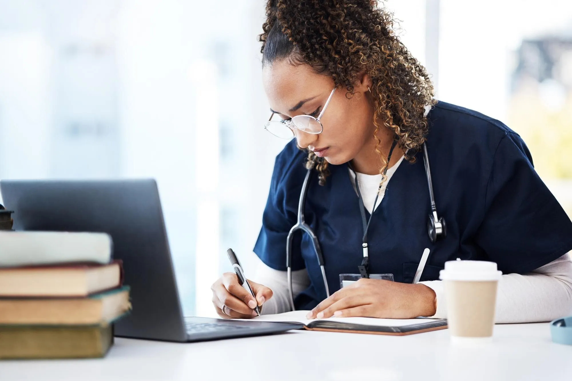 Estudante de medicina pensando ou escrevendo livros em pesquisa, educação, bem-estar, estudo ou aprendizado hospitalar Enfermeira de laptop ou mulher de saúde